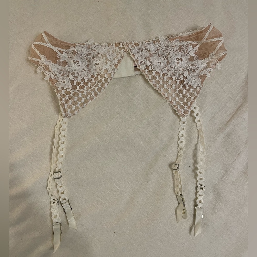 NWOT Victoria’s Secret Garter Belt